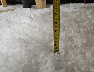 Zateplení stropu rodinného domu pomocí foukané izolace